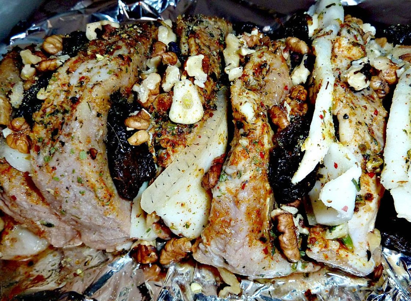 1. Этап. Курица в фольге в мультиварке: 5. Курицу достаем из маринада, нарезаем порционными кусочками, и между каждым кусочком поместим кусочки сала. Черносливом присыпаем сверху, - и поливаем маринадом. Заворачиваем в фольгу в несколько слоев.