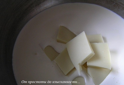 1. Этап. Торт Осенний поцелуй после жаркого лета: Для мусса желатин замочите в воде на 10 минут. Сливки нагрейте, добавьте поломанный на кусочки шоколад, перемешайте до однородности.