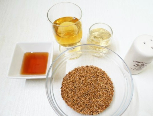 1. Этап. Горчица французская: Для приготовления французской горчицы нам понадобятся горчичные семена. Они могут быть светлые и темные. Можно использовать оба варианта, так даже красивей. У меня оказались светлые зернышки. Их нужно промыть и замочить в уксусе. Оставляем семена в таком виде в холодильнике на пару дней.