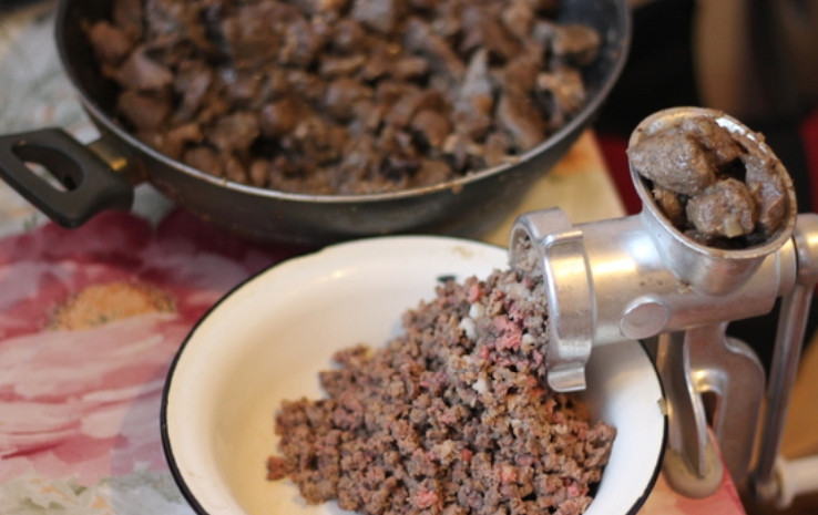 1. Этап. Колбаса Домашняя: 4. Готовую смесь субпродуктов измельчим с помощью блендера или мясорубки. Специи - по вкусу.