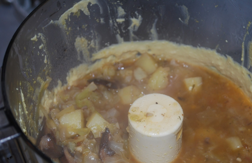 1. Этап. Грибной суп из шампиньонов с картофелем: 3. А теперь весь суп перетираем в пюре при помощи блендера. Добавим сливки, еще раз перемешаем — и возвращаем в кастрюлю. Доводим до кипения, кипятим еще пять минут и снимаем с огня.