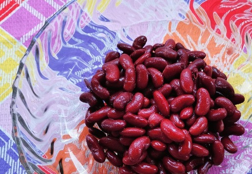 1. Этап. Салат Юбилей: Подготовить ингредиенты: укроп и помидоры вымыть и обсушить бумажным полотенцем, яйца отварить и остудить. Фасоль промыть и откинуть на дуршлаг.