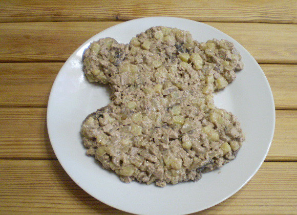 1. Этап. Салат Обезьянка: На чистой сухой тарелке выложите салат в форме головы обезьянки.