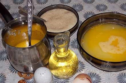 1. Этап. Пирожки с луком и яйцом на дрожжевом тесте: 2. Тем временем можно подготовить остальные ингредиенты. В глубокой мисочке взбейте яйцо с солью. Добавьте растопленный маргарин, растительное масло и сыворотку. Все аккуратно перемешайте.