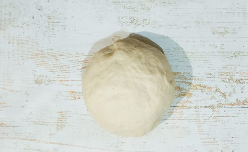 1. Этап. Вареники с чечевицей: Муку смешайте с водой, щепоткой солью и ложкой масла. Замесите крутое, но мягкое тесто. Дайте ему постоять 20-25 минут.