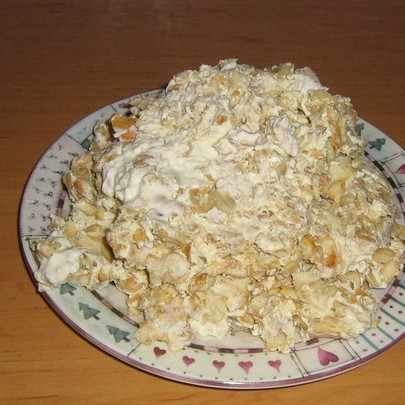 1. Этап. Торт из печенья Рыбки: Массу с разбухшими рыбками выкладываем на блюдо, придаем форму торта.