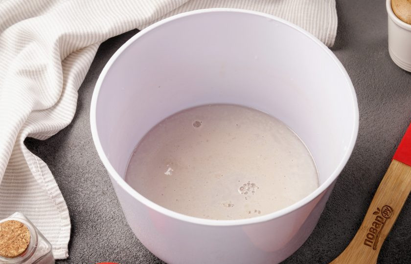 1. Этап. Пицца Кальцоне: В глубокой миске соедините тёплую воду, сахар и дрожжи. Оставьте на 10-15 минут, до появления характерной 