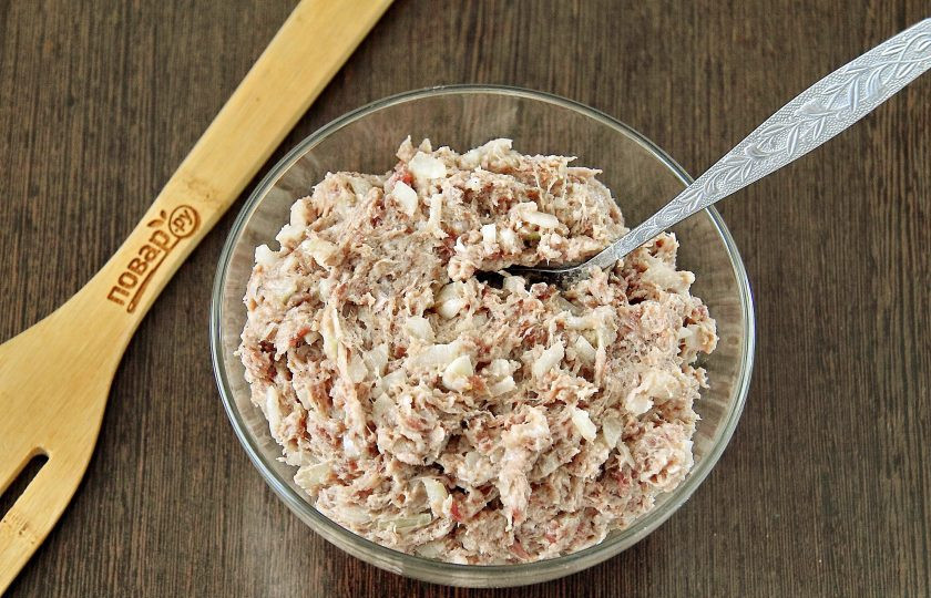 1. Этап. Беляши в мультиварке: Тем временем приготовьте начинку. К фаршу добавьте соль, черный молотый перец, нарезанный мелкими кубиками лук и все хорошо перемешайте.