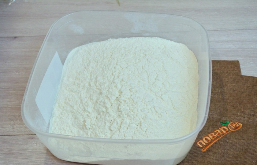 1. Этап. Кулич пасхальный в хлебопечке: Для приготовления кулича дважды просейте муку. Это позволит обогатить ее воздухом.