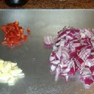 1. Этап. Пикантная выпечка: Начнем с того, что нарежем лук, чили и чеснок.