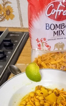 1. Этап. Бомбейское карри из манго и нута: На карри выкладываем бомбейскаую смесь. Подаём в неглубоких тарелках с четвертинками лайма. Приятного аппетита.