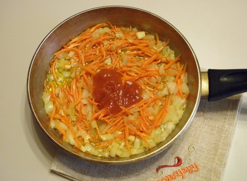 1. Этап. Крем-суп из чечевицы: Добавьте томатный соус, протомите его с овощами минутку.