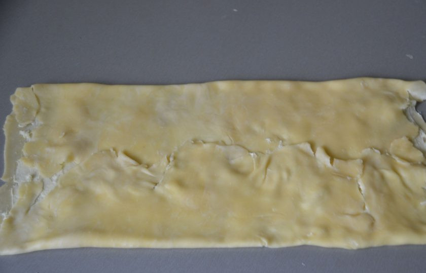 1. Этап. Печенье Арлетт: Подверните края теста к центру.