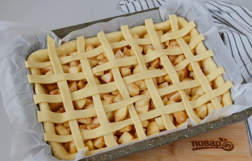 1. Этап. Дрожжевой пирог с яблоками и корицей: Оставшийся кусочек теста раскатайте тонко, порежьте на полосочки, сделайте решетку.