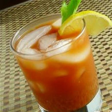 1. Этап. Классическая Кровавая Мэри: 5. Украсьте коктейль веточкой сельдерея, оливками на зубочистке и долькой лимона или лайма.