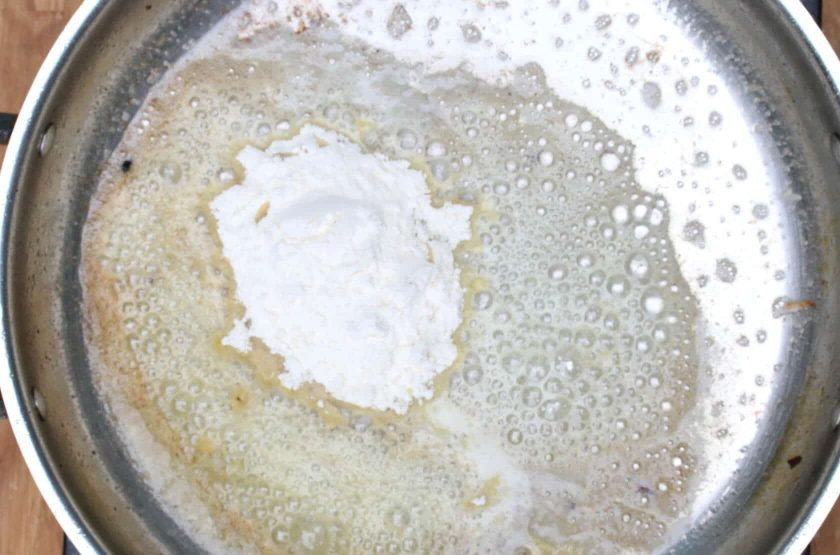 1. Этап. Фрикадельки по-венгерски: 7. Верните сковороду на огонь, добавьте сливочное масло и растопите его, выложите муку.