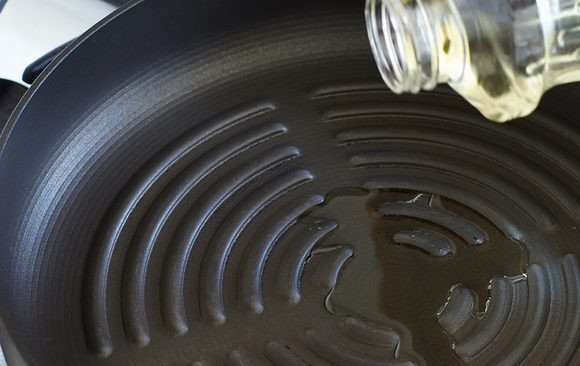 1. Этап. Стейк из лопатки мраморной говядины: 3. Налейте растительное масло в сковороду, отправьте ее на огонь, хорошенько разогрейте.