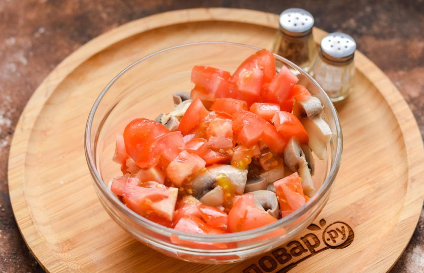 1. Этап. Салат Голландский: Помидоры ополосните и просушите, нарежьте небольшими кубиками. Переложите помидоры в салат.
