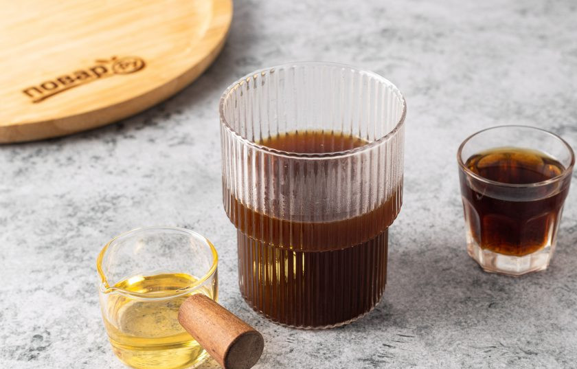 1. Этап. Кофе по-индийски: Снимите напиток с огня и дайте настояться еще 5 минут. Затем процедите в стакан. Добавьте ром и подсластитель.