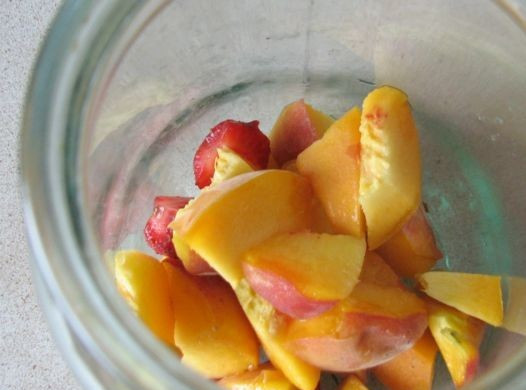 1. Этап. Смузи для детей: Выкладываем кусочки ягод и фруктов в блендер и добавляем мед.