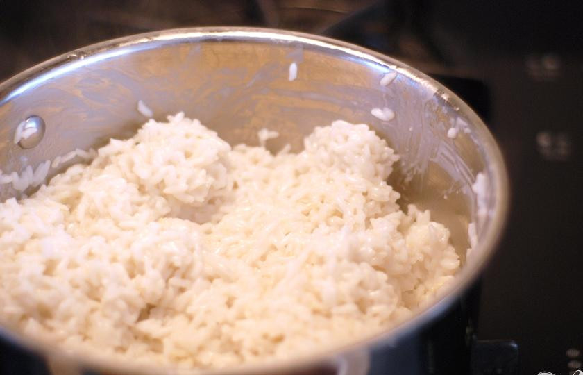 1. Этап. Рис с кокосовым молоком по-тайски: 4. Когда рис закипит, уменьшить огонь до среднего уровня. Положить крышку кастрюли наискосок, чтобы выходил пар. Варить 15-20 минут, пока рис не вберет в себя всю (или почти всю) жидкость.