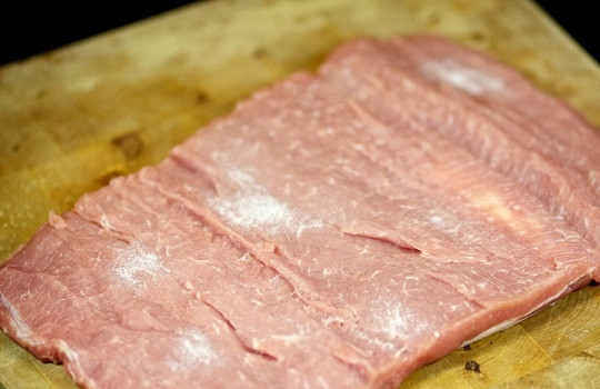 1. Этап. Рулет с сюрпризом: 3. Подсолите его по вкусу, можно добавить немного специй.