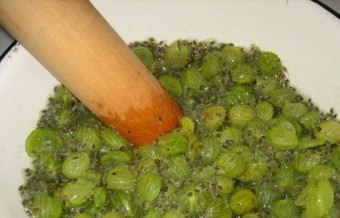 1. Этап. Варенье из крыжовника с желатином: 2. Крыжовник толчем в ступе. Если любите целые ягоды - можно полностью не перетирать.