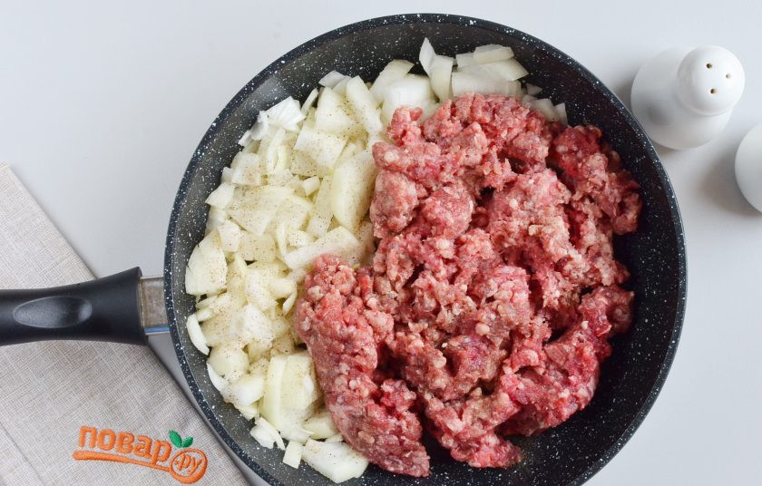 1. Этап. Фаршированные картофельные оладьи: В сухой сковороде обжарьте фарш с луком, добавьте соль и перец по вкусу. Ложкой разбивайте мясные комочки, перемешивайте. В процессе фарш даст много жира и лук отлично обжарится.