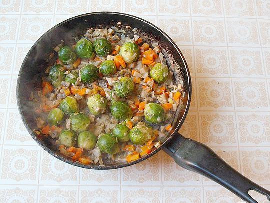 1. Этап. Свиные стейки с грибами и брюссельской капустой: 2. Наливаем в сковороду немного подсолнечного масла, разогреваем, бросаем туда нарезанный лук, и до прозрачного цвета его спассеруем. Добавляем сюда нарезанных грибов и моркови, и минут пятнадцать с закрытой крышкой тушим, помешиваем. Теперь добавляем капусту и десять минут тушим еще. При необходимости можно добавлять небольшое количество воды.