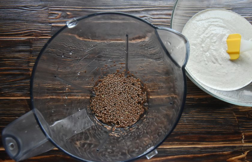 1. Этап. Хлеб из пшена и зеленой гречки: Семена льна поместите в блендер, влейте стакан воды и измельчите.