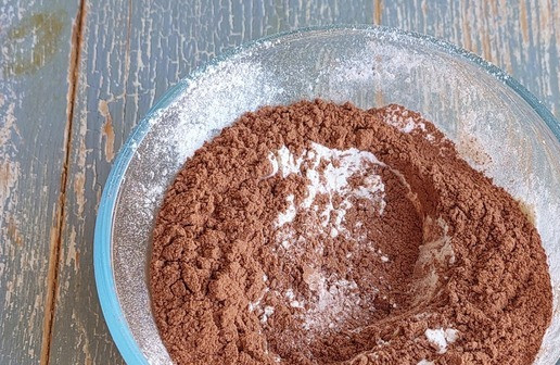 1. Этап. Кейк-попсы с вареной сгущенкой: Затем просеять муку, соль, разрыхлитель теста и какао-порошок.