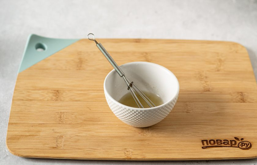 1. Этап. Салат с хурмой и шпинатом: Для заправки смешайте одинаковое масло с лимонным соком. Посолите и поперчите.