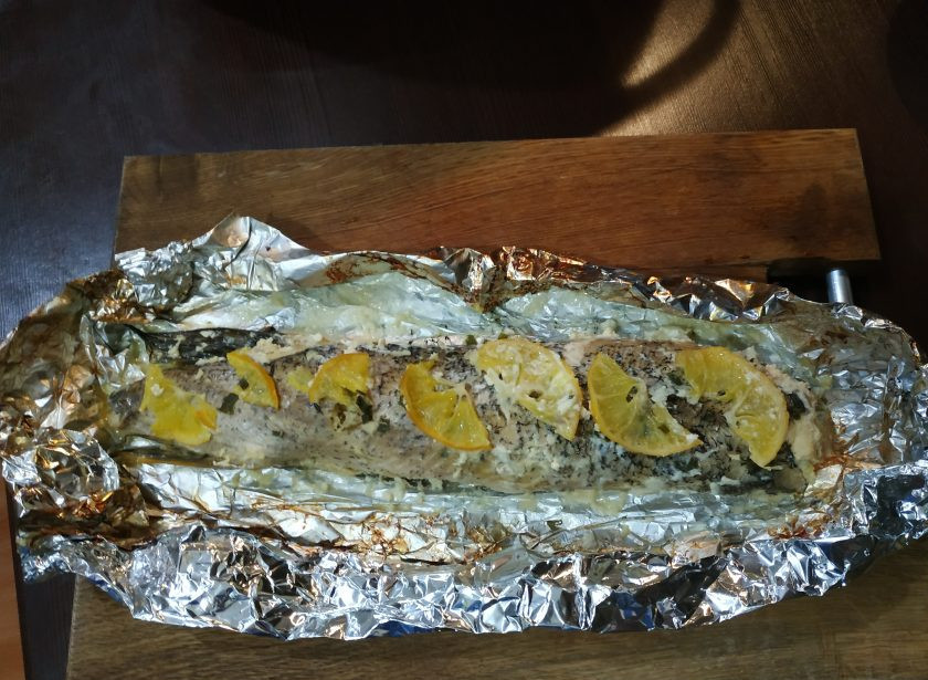 1. Этап. Емелина щука: За 10 минут до готовности разверните фольгу и продолжайте запекать рыбку. Так рыба получит красивый золотистый вид.