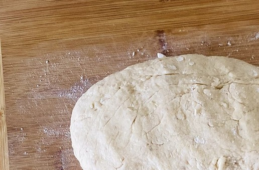 1. Этап. Сконы из цельнозерновой муки со сливой: Собрать тесто в комок, тесто должно быть мягкое и не липнет к рукам, сильно не забивайте мукой, 10 -15 минут оставить отдыхать, разделить на две части