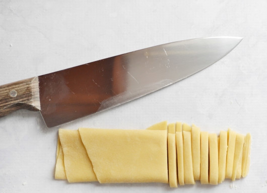 1. Этап. Макароны своими руками: 6. Аккуратно сверните и нарежьте.