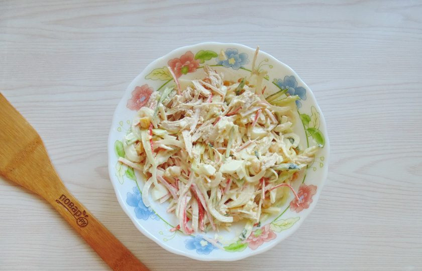 1. Этап. Салат Лиза: Посолите и поперчите салат, перемешайте.