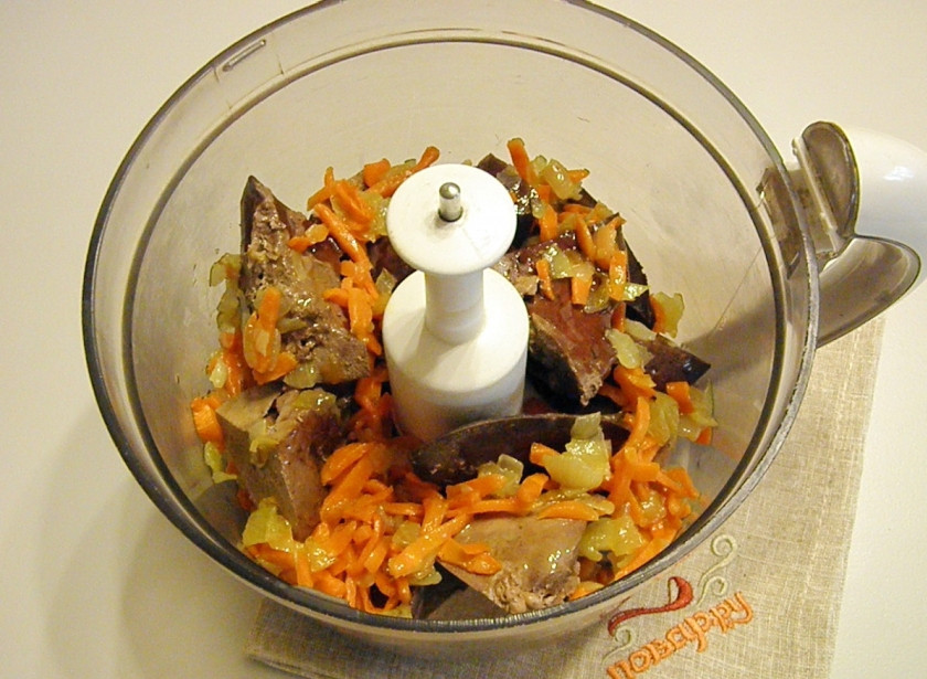 1. Этап. Печеночный рулет: Готовую печень порежьте кусочками, сложите в чашу блендера, добавьте жареные овощи. Измельчите.