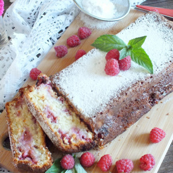 Творожный кекс с малиной