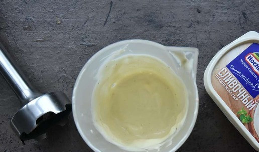 1. Этап. Салат Приручить дракона 2024: Добавляю в домашний майонез 2 ст. л. плавленного сливочного сыра Hochland и взбиваю соус еще 30 секунд.