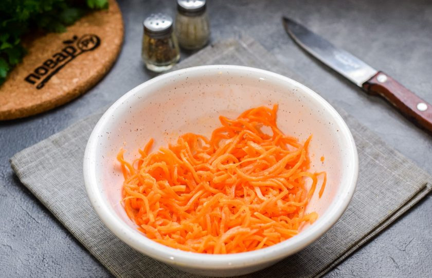1. Этап. Салат Палитра: Нарежьте морковь по-корейски и переложите в глубокую миску.