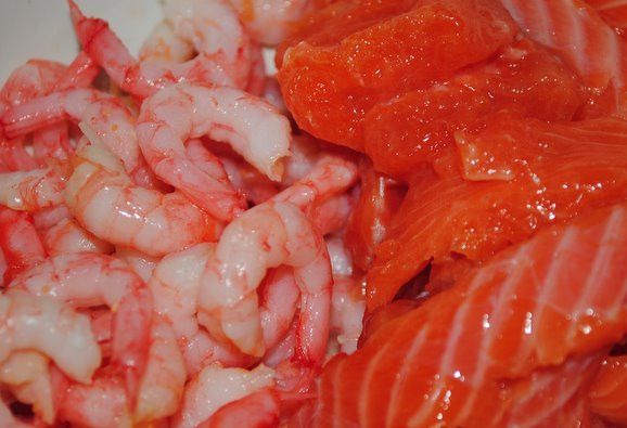 1. Этап. Равиоли в сливочном соусе: Креветки почистить, рыбу порезать на кусочки.