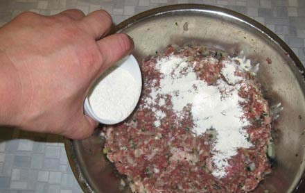 1. Этап. Фарш для пельменей: Затем всыпаем к мясу муку для придания фаршу 