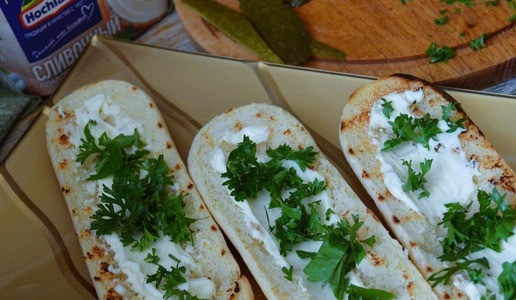 1. Этап. Хот-дог Крокодильчик: В каждую половинку положить по 1 ч. л. сыра и зелень.