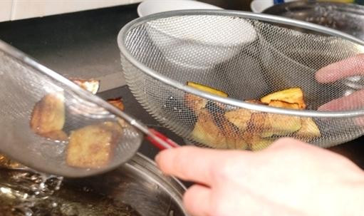 1. Этап. Баклажаны в кисло-сладком соусе: Положим баклажаны полежать в посоленную воду на минут 20, потом быстро обжарим на масле (и на большом огне) около 2-3 минут.