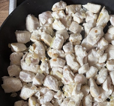 1. Этап. Куриное филе с брокколи и булгуром: Добавить куриное мясо и обжарить до зарумянивания, убавить огонь и тушить до готовности (минут 10-20).