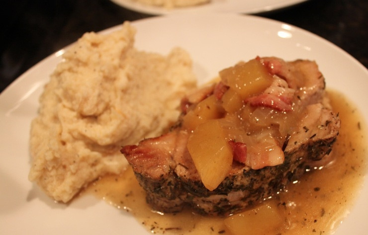 1. Этап. Жаркое по-французски: 13. Готовое жаркое выберите из духовки, мясо на 20 минут заверните в фольгу. Поставьте сковороду или кастрюлю на огонь, в 1/4 стакана бульона разведите кукурузный крахмал и добавьте к овощам. Перемешайте и прогрейте. Посолите и поперчите по вкусу. Подавайте мясо с овощами и, при желании, с картофельным пюре. Жаркое по-французски готово! Приятного аппетита!