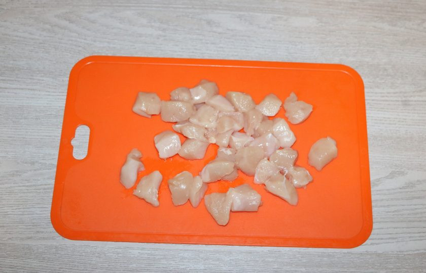 1. Этап. Гречка по-купечески с курицей: Куриное филе помойте, обсушите бумажным полотенцем. Нарежьте кубиками.