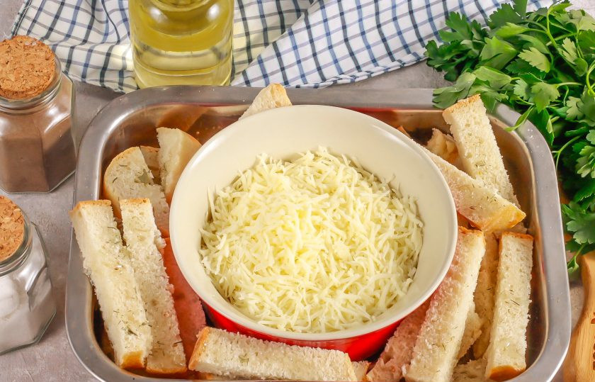 1. Этап. Запеченный Сулугуни: Разогрейте духовку до 180 градусов. Сбрызните хлебную нарезку растительным маслом и присыпьте овощной приправой. Можно использовать и другие специи, пряности.