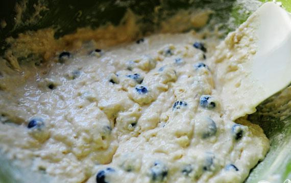 1. Этап. Лимонно-черничные оладьи: 4. Добавить ягоды черники и перемешать. Еще раз убедитесь, что смесь не слишком густая.