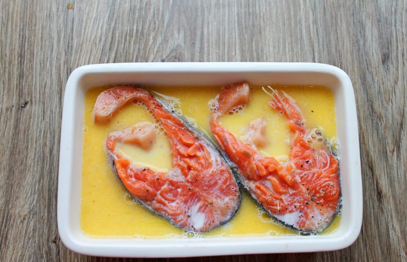 1. Этап. Форель в молоке в духовке: На дно формы для запекания налейте немного молока с маслом, выложите рыбу. Залейте форель молоком с маслом.